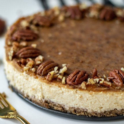 Cheesecake s pekanovými orechmi a ďatlovým karamelom